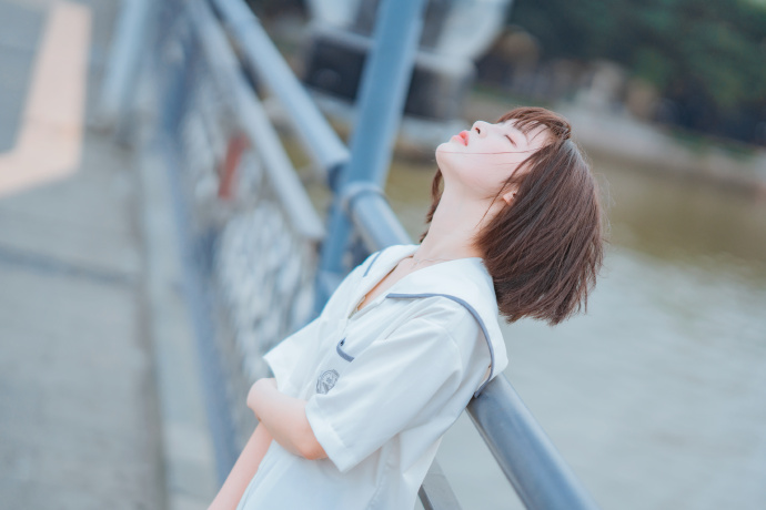 他是谁 海报